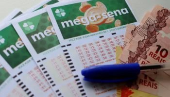 O apostador deve escolher entre 6 e 20 números dentre os 60 disponíveis no volan