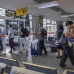 Os viajantes devem chegar ao terminal 30 minutos antes do embarque. — Foto: Os v
