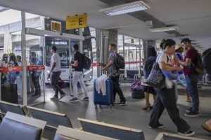 Os viajantes devem chegar ao terminal 30 minutos antes do embarque. — Foto: Os v