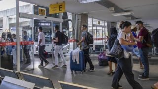 Os viajantes devem chegar ao terminal 30 minutos antes do embarque. — Foto: Os v