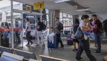 Os viajantes devem chegar ao terminal 30 minutos antes do embarque. — Foto: Os v