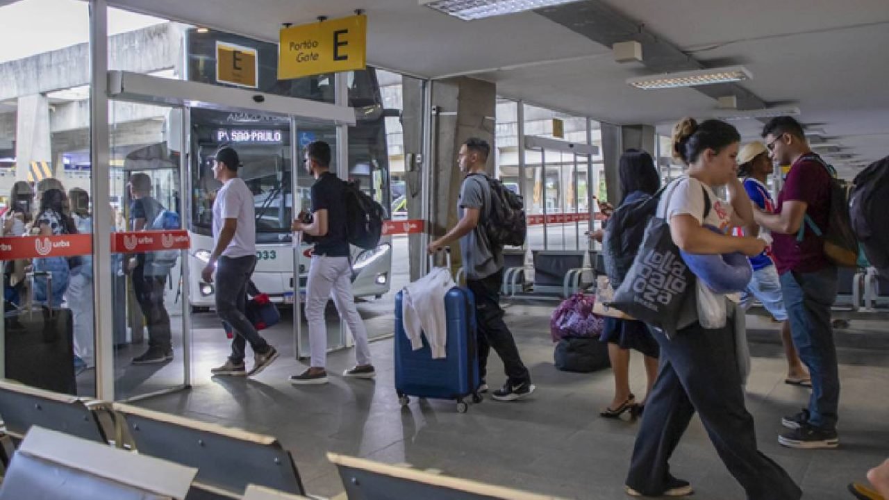 Os viajantes devem chegar ao terminal 30 minutos antes do embarque. — Foto: Os v