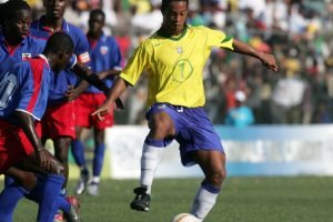 Ronaldinho Gaúcho fez hat trick no "Jogo da Paz" — Foto: Ronaldinho Gaúcho fez h