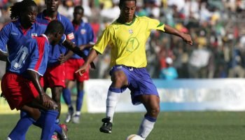 Ronaldinho Gaúcho fez hat trick no "Jogo da Paz" — Foto: Ronaldinho Gaúcho fez h