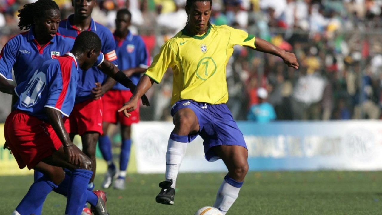 Ronaldinho Gaúcho fez hat trick no "Jogo da Paz" — Foto: Ronaldinho Gaúcho fez h