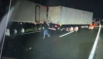 Imagens mostram momento em que caminhão é abordado por assaltantes — Foto: Foto: