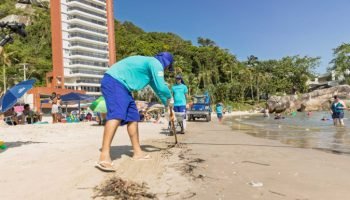 Sanepar retira lixo das praias do Paraná — Foto: Governo do Paraná