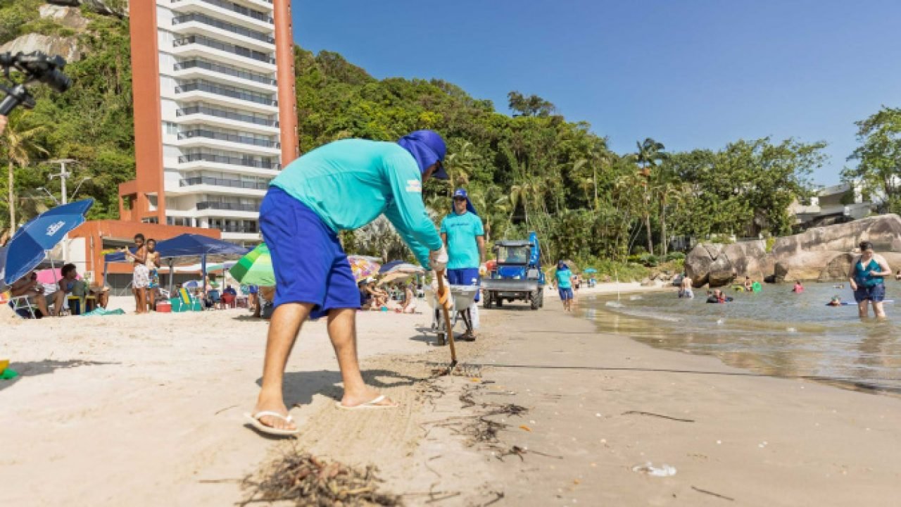 Sanepar retira lixo das praias do Paraná — Foto: Governo do Paraná