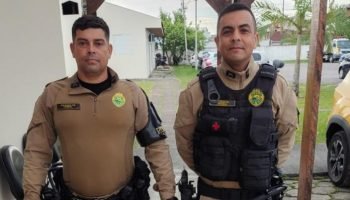 Policiais militares salvam família de afogamento durante fenômeno natural — Foto