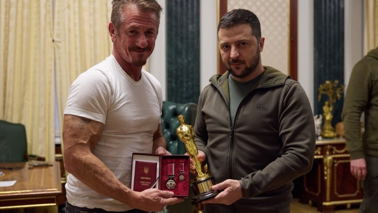 O ator Sean Penn e o presidente da Ucrânia Volodymyr Zelensky juntos — Foto: 1 d
