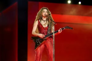 Shakira durante apresentação no Rio, com figurinos marcantes e estilo que reflet