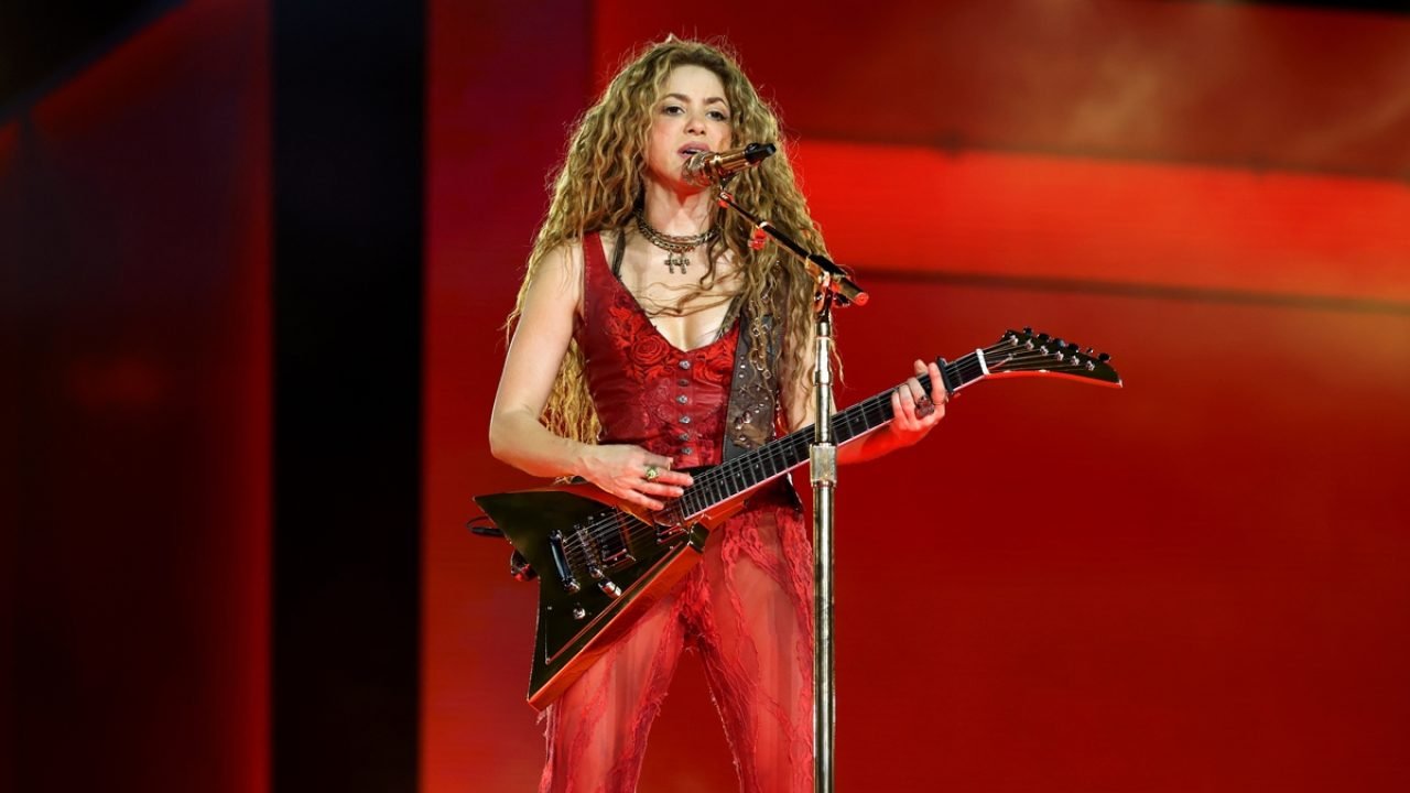 Shakira durante apresentação no Rio, com figurinos marcantes e estilo que reflet