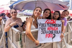 Mãe e filha madrugam para show do Alok em Matinhos — Foto: Foto: Felipe Henschel