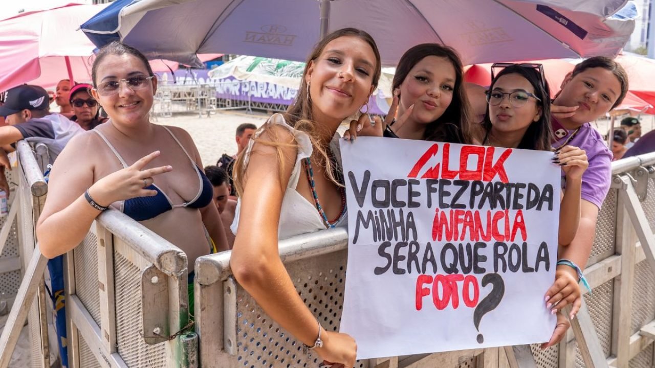 Mãe e filha madrugam para show do Alok em Matinhos — Foto: Foto: Felipe Henschel