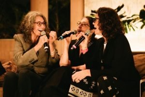 Simone, Mônica Salmaso e Zélia Duncan cantam sentadas - Foto: Vinicius Ro