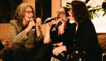 Simone, Mônica Salmaso e Zélia Duncan cantam sentadas - Foto: Vinicius Ro