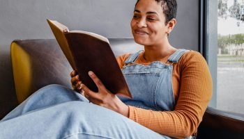 Imagem colorida de mulher lendo um livro — Foto: 1 de 1 Imagem colorida de mulhe