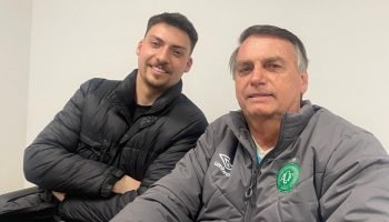 Jair Renan durante visita ao ex-presidente Bolsonaro, preso no Distrito Federal