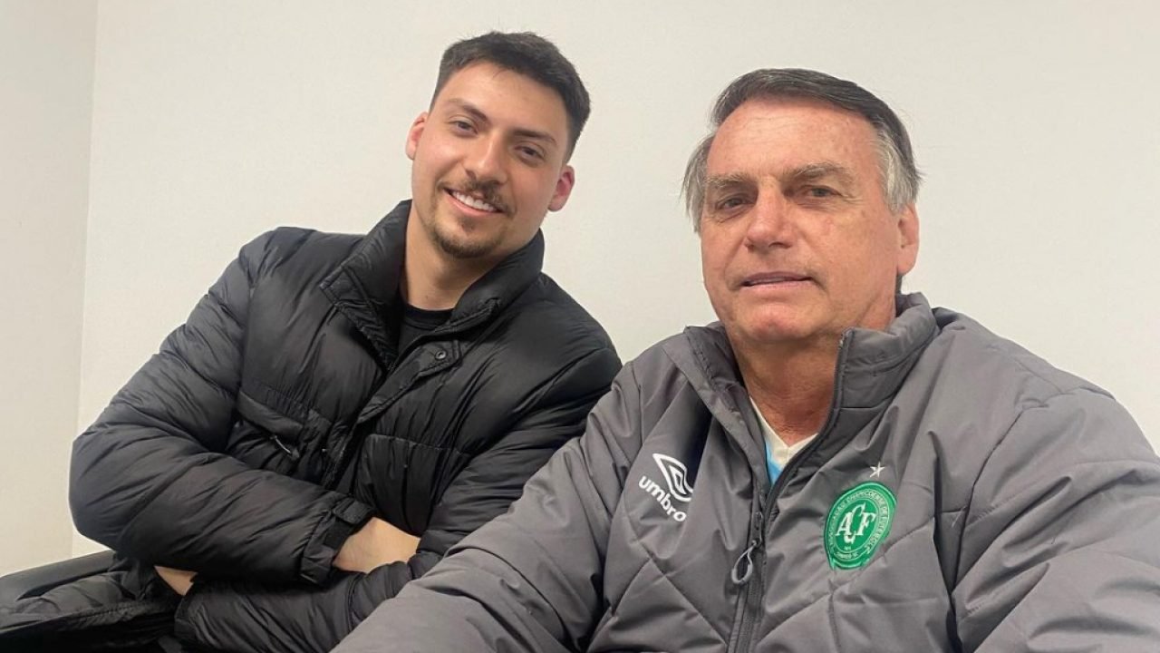 Jair Renan durante visita ao ex-presidente Bolsonaro, preso no Distrito Federal