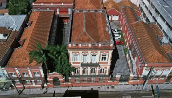 Imagem áerea do complexo cultural Solar do Barão, no Centro de Curitiba. — Foto: