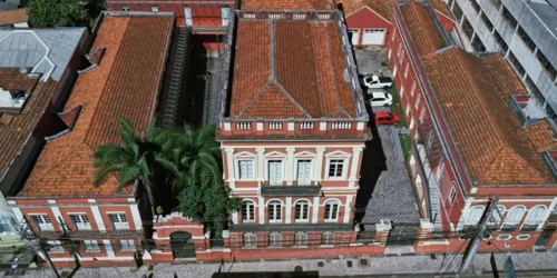 Imagem áerea do complexo cultural Solar do Barão, no Centro de Curitiba. — Foto: