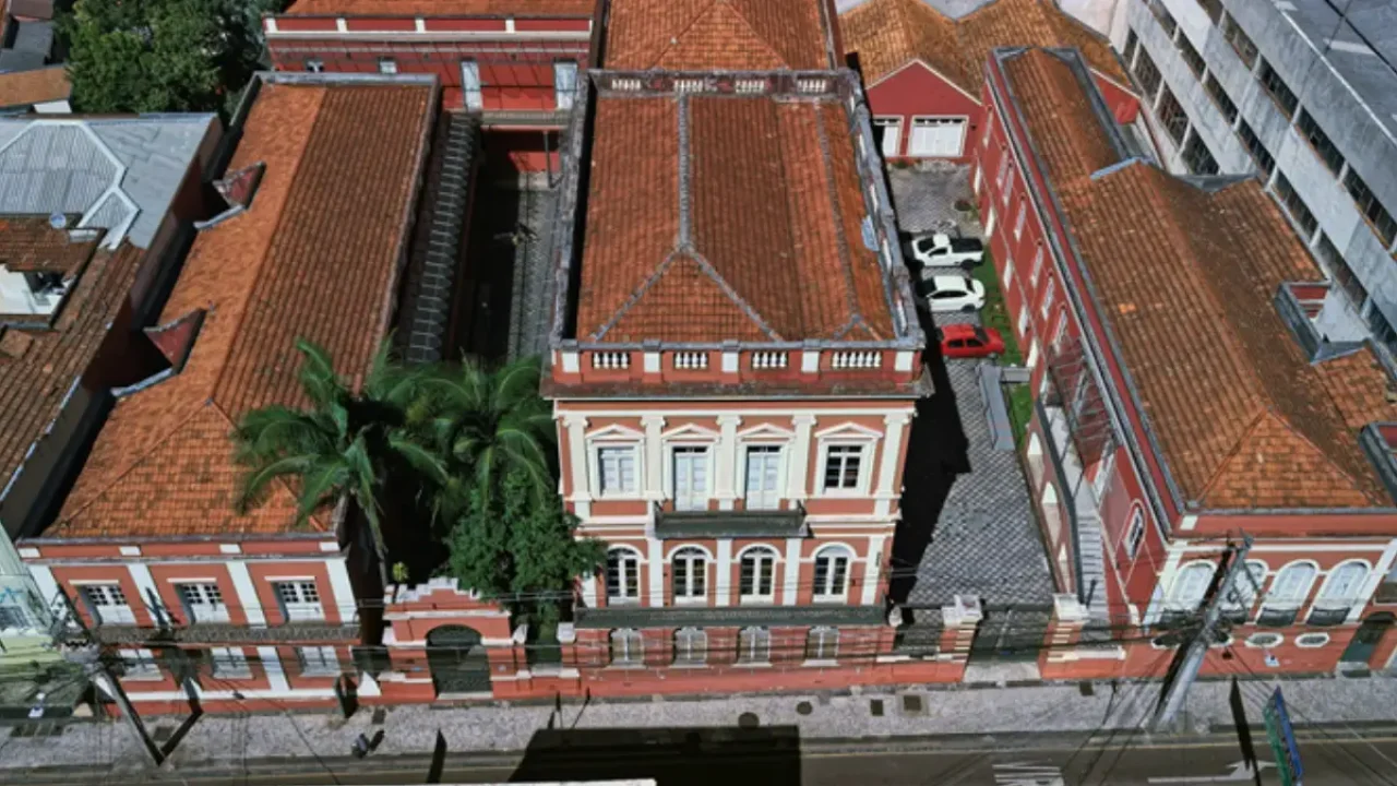 Imagem áerea do complexo cultural Solar do Barão, no Centro de Curitiba. — Foto: