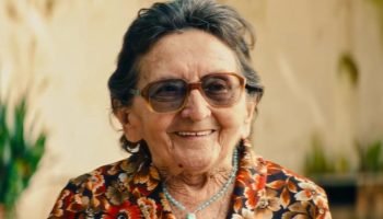 Tânia Maria, 79 anos, em cena de *O Agente Secreto* — Foto: 1 de 1 Tânia Maria,