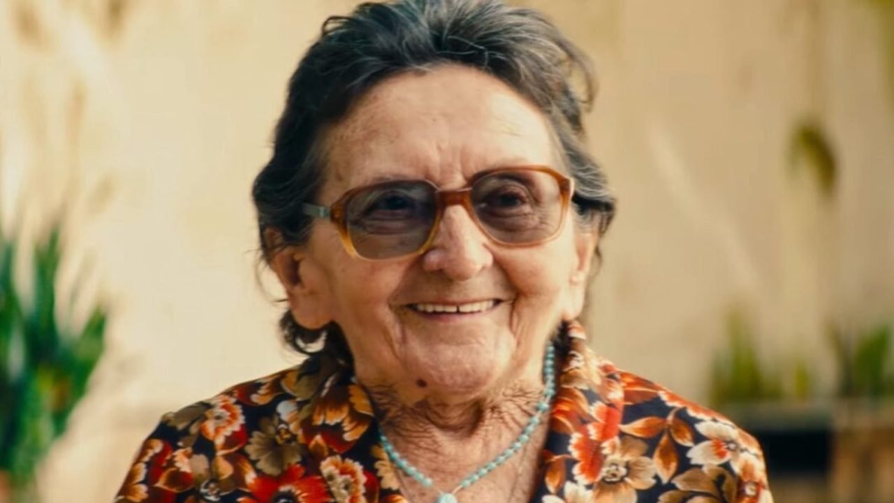 Tânia Maria, 79 anos, em cena de *O Agente Secreto* — Foto: 1 de 1 Tânia Maria,