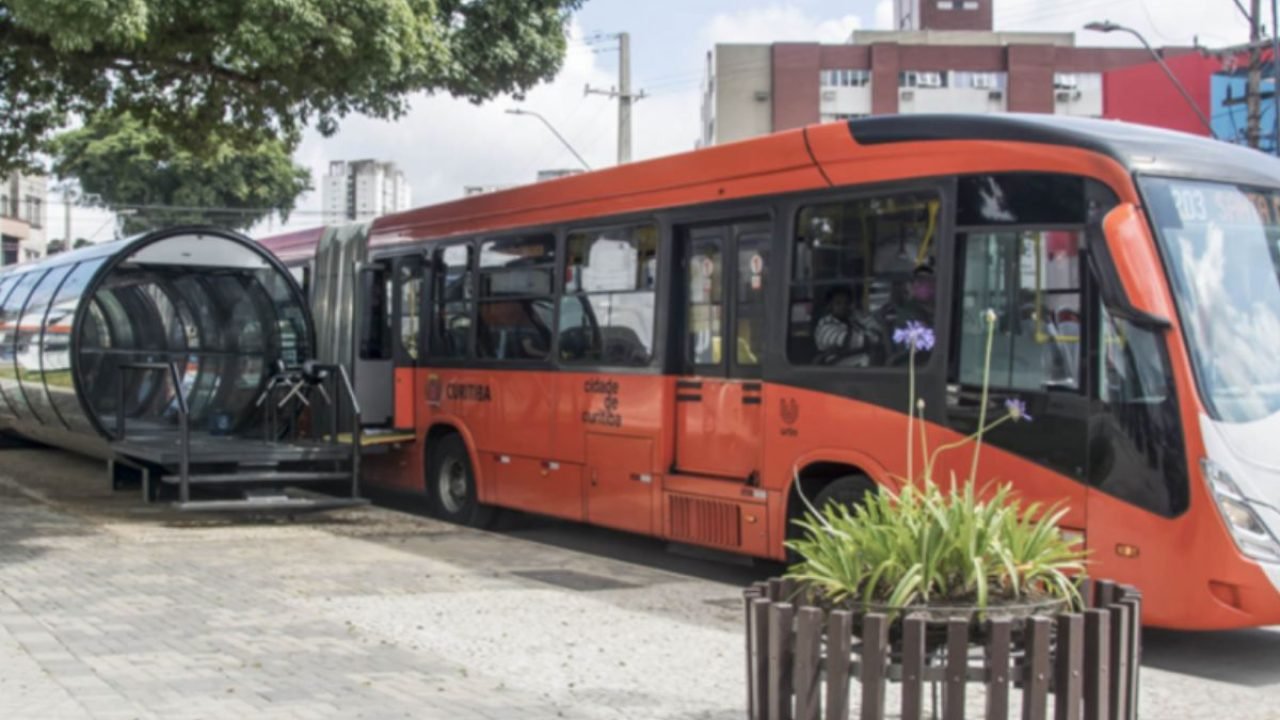 Foto de ônibus em Curitiba — Foto: Foto: Levy Ferreira/SECOM
