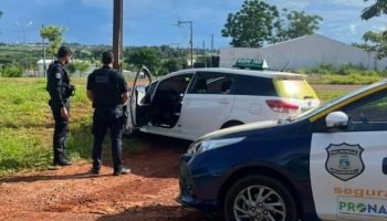 Táxi roubado recuperado pela Guarda Municipal — Foto: H2FOZ