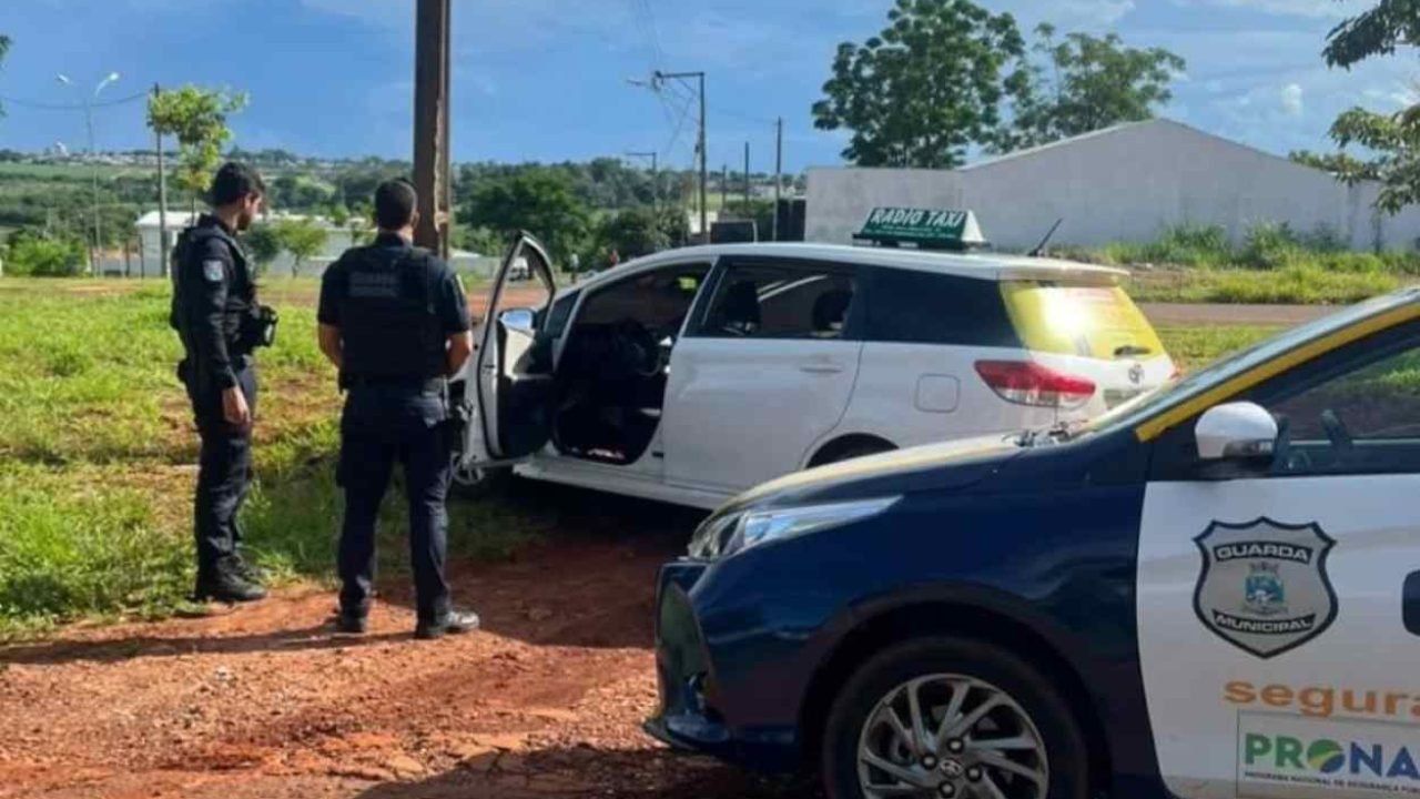 Táxi roubado recuperado pela Guarda Municipal — Foto: H2FOZ