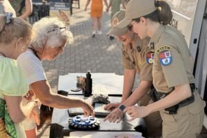 Polícia Militar do Paraná em ação de proximidade em Guaratuba — Foto: Governo do