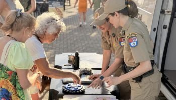 Polícia Militar do Paraná em ação de proximidade em Guaratuba — Foto: Governo do