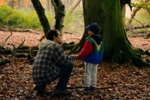 Imagem colorida mostra Jordan Bolger como André Hanscombe, Jahsaiah Williams com