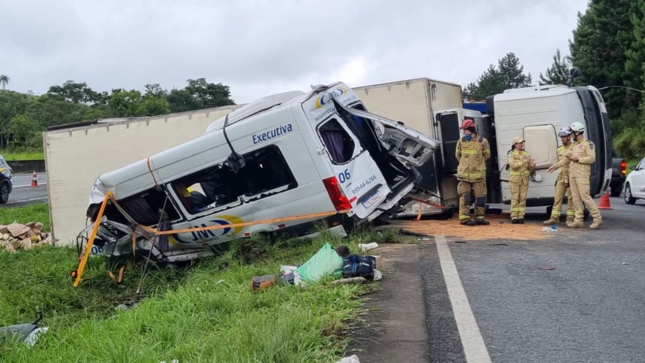 Seis passageiros da van, que transportava fiéis que participaram de um culto em