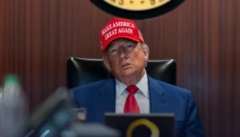 trump-bone-vermelho