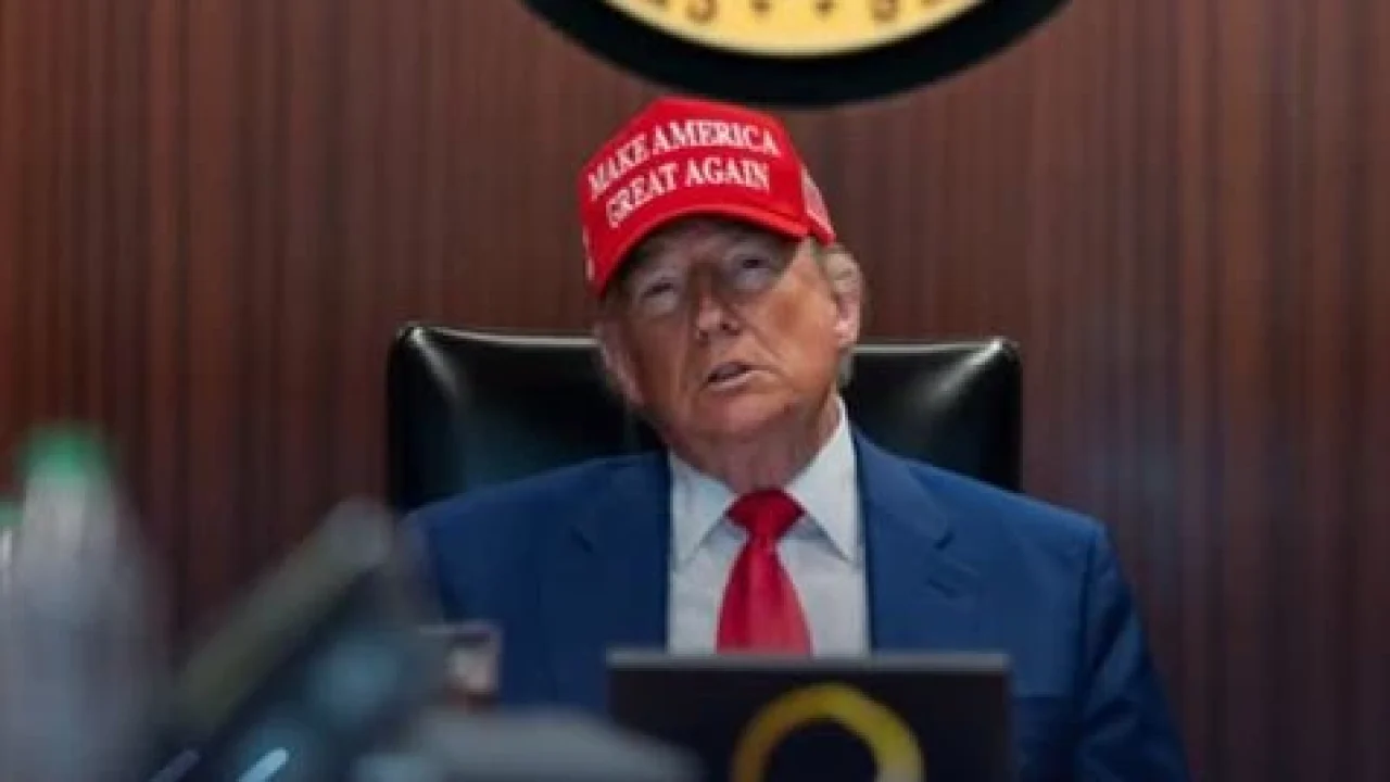 trump-bone-vermelho