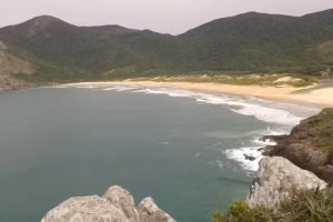 turista-alema-morre-afogada-em-praia-isolada-de-fl006801080202610291851.jpg