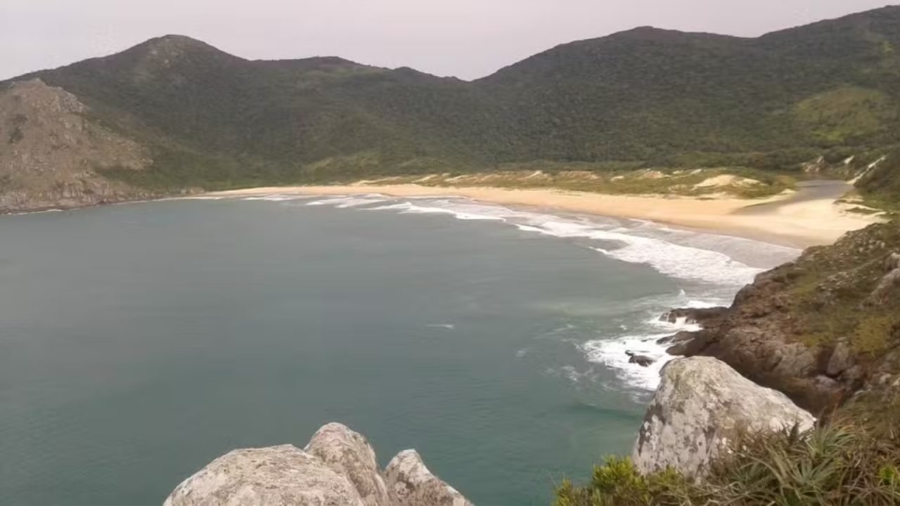 turista-alema-morre-afogada-em-praia-isolada-de-fl006801080202610291851.jpg