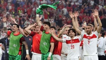 Jogadores da seleção da Turquia aparecem comemorando — Foto: Jogadores da seleçã