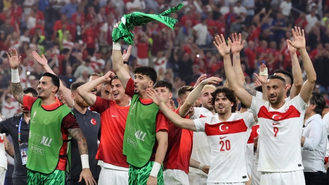 Jogadores da seleção da Turquia aparecem comemorando — Foto: Jogadores da seleçã