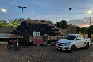 Veículos apreendidos com carga de cigarros contrabandeados em Iporã — Foto: Gove
