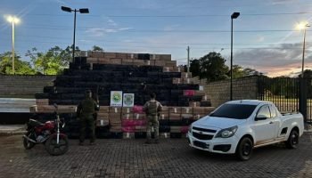 Veículos apreendidos com carga de cigarros contrabandeados em Iporã — Foto: Gove