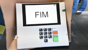 Eleitor segue procedimento para votar em urna eletrônica no país — Foto: Carrega