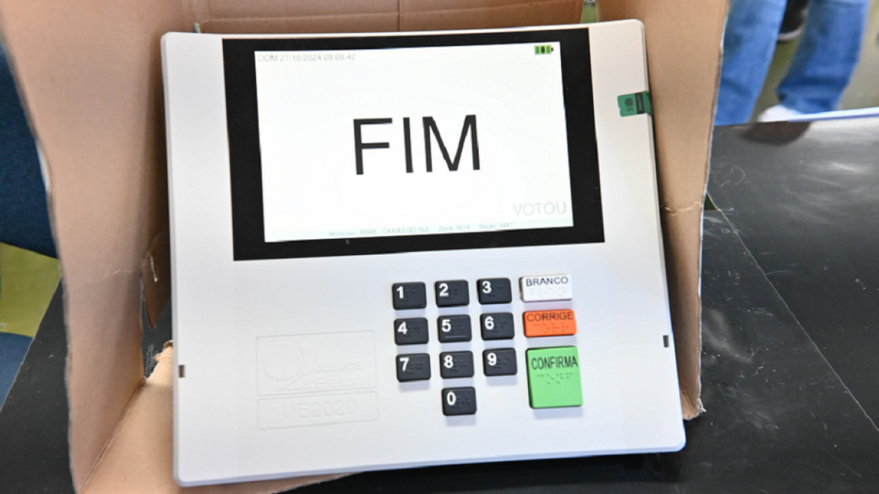 Eleitor segue procedimento para votar em urna eletrônica no país — Foto: Carrega