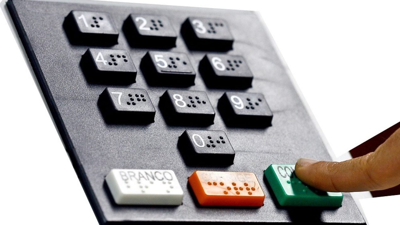 A urna eletrônica exibirá cargos na ordem Legislativo-Executivo em 2026. — Foto: