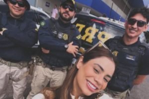 van-de-lexa-quebra-no-meio-de-rodovia-e-cantora-e-resgatada-pela-prf