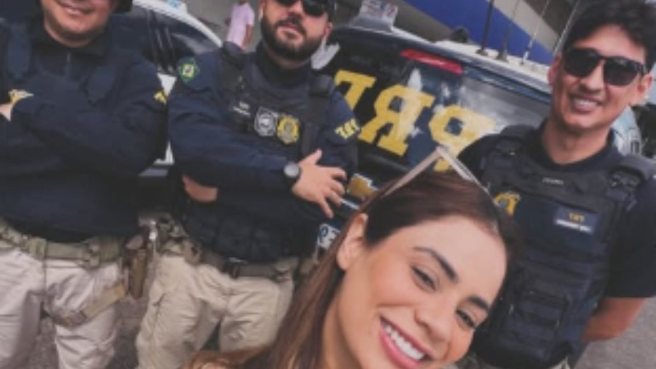 van-de-lexa-quebra-no-meio-de-rodovia-e-cantora-e-resgatada-pela-prf