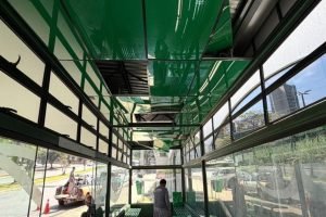 vandalos-tentam-arrancar-ar-condicionado-de-ponto-de-onibus-climatizado-da-avenida-jk-6a91a4b4704af