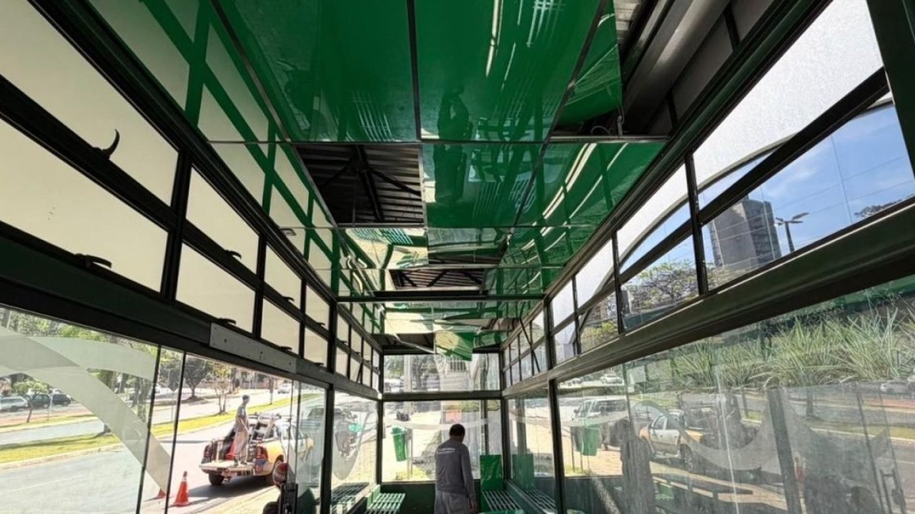 vandalos-tentam-arrancar-ar-condicionado-de-ponto-de-onibus-climatizado-da-avenida-jk-6a91a4b4704af